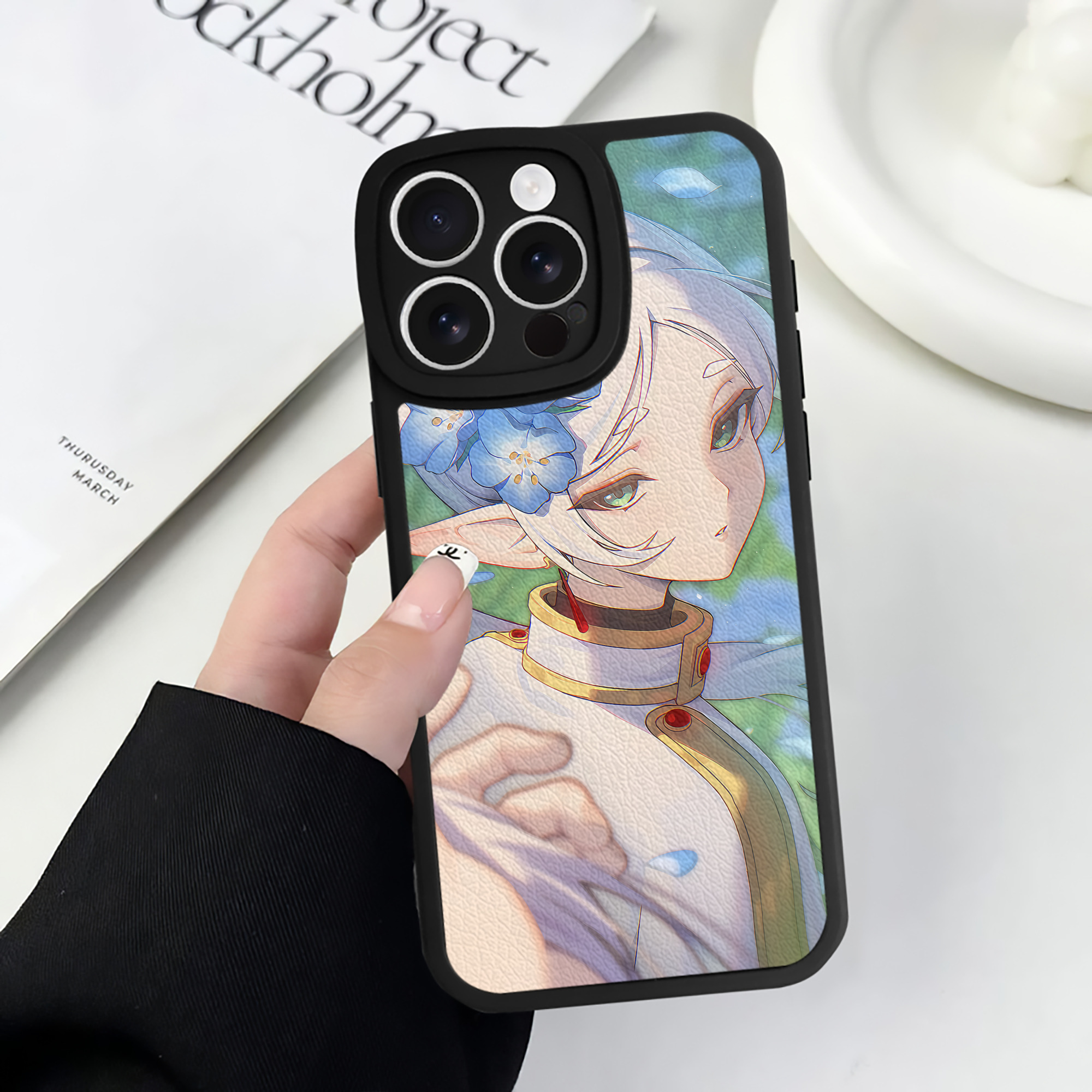 （画像用） 葬送のフリーレン Frieren 【iPhone 16シリーズ対応】シリコンスマホケース（レザー調） 材質：シリコン